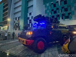 Liga 1: Pemain Arema FC Tinggalkan Stadion GBT Surabaya Naik Rantis