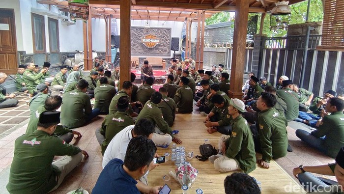 Ratusan Tenaga Pendamping Profesional (TPP) Kabupaten Probolinggo mendatangi rumah Bupati Probolinggo terpilih, Gus dr Muhammad Haris di Desa Karangbong, Kecamatan Pajarakan.