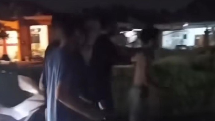 Remaja diduga gangster ditangkap warga di Sidoarjo setelah bacok orang