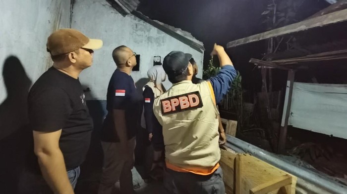 Rumah tertimpa pohon tumbang Tangkala, Desa Parak, Kecamatan Bontomanai.