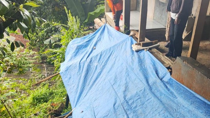 Sebuah tembok penahan tanah (TPT) di Desa Tugujaya, Cigombong, Bogor, Jawa Barat, longsor.