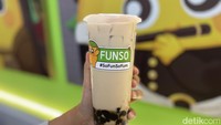Variasi milk tea juga bisa dicoba. Salah satunya The Fun Milk Tea yang disajikan dengan topping boba dan nata de coco. Rasanya tidak begitu manis dan makin nikmat diseruput bersama toppingnya. Foto: Detikcom / Atiqa Rana