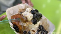 Sensasi makannya cukup unik, ada perpaduan rasa hangat dari ubi dan dingin dari es krim. Rasa manisnya cukup kuat dan ada sentuhan aroma smokey caramelnya. Foto: Detikcom / Atiqa Rana