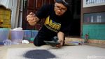 Seniman Jombang Piawai Melukis Pakai Pasir Pantai