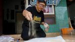 Seniman Jombang Piawai Melukis Pakai Pasir Pantai
