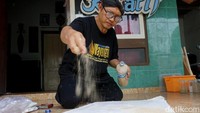 Seniman asal Dusun Bulak, Desa Mojokrapak, Tembelang, Jombang ini, membuat lukisan pasir sejak tahun 2017.