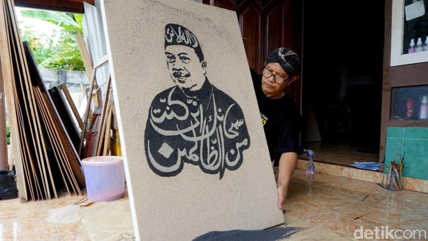 Seniman Jombang Piawai Melukis Pakai Pasir Pantai