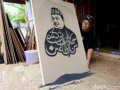Seniman Jombang Piawai Melukis Pakai Pasir Pantai