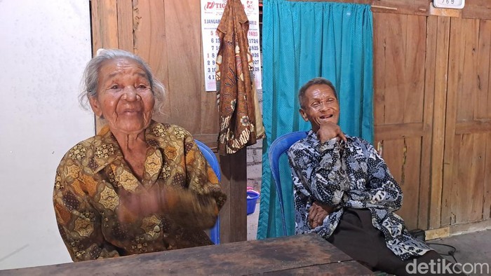 Senyum Satinem dan Ngatimin saat menceritakan kisah mereka hingga akhirnya menikah, di Wonogiri, Sabtu (7/12/2024).