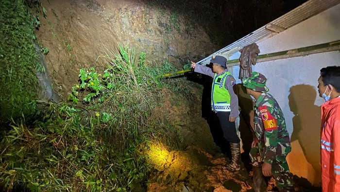 Seorang Warga Pacitan Tewas Tertimbun Longsor