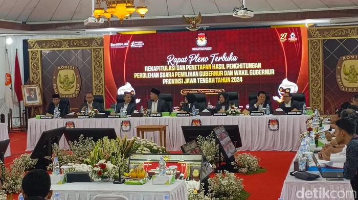Suasana rapat rekapitulasi Pilgub Jateng di KPU Jateng.