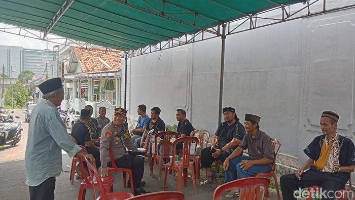 Suasana rumah duka terduga pelaku pencabulan anak di bawah umur di Palembang yang tewas dihajar massa.