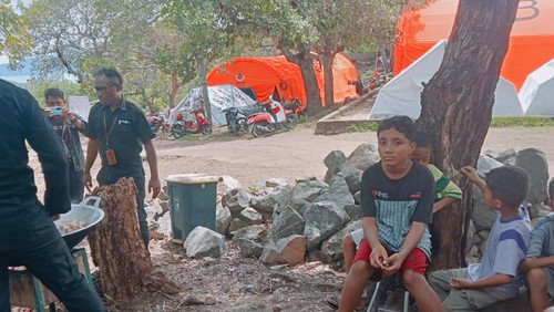 Susana di Pos Pengungsian Eputobi, Desa Lewoingu, Kecamatan Titehena, Flores Timur, NTT, Jumat (7/12/2024). (Yurgo Purab/detikBali)