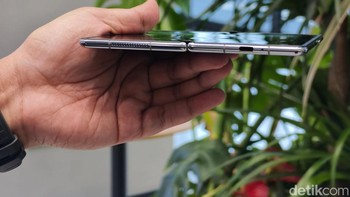 Baterainya berkapasitas 5.750 mAh dan mendukung pengisian daya kabel 70W. Pengguna mendapatkan pengisian daya nirkabel 15W kali ini, yang tidak ada pada sebelumnya. Foto: Fyk/detikinet