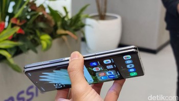 Untuk saat ini, Tecno belum memasukkan HP layar lipat semacam ini ke Indonesia. Foto: Fyk/detikinet