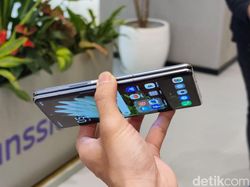 Menggenggam Tecno Phantom V Fold 2, HP Layar Lipat Stylish