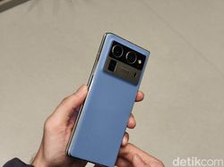 Menggenggam Tecno Phantom V Fold 2, HP Layar Lipat Stylish