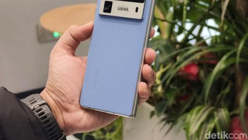 Bagian kameranya terlihat menarik. Dengan tebal 12mm saat dilipat dan 6,1mm saat dibuka serta 249 gram, HP ini terasa nyaman dalam genggaman. Foto: Fyk/detikinet