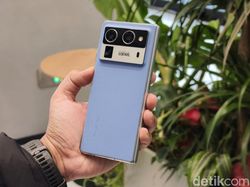 Menggenggam Tecno Phantom V Fold 2, HP Layar Lipat Stylish