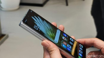 Ukuran layarnya 6,42 inch di bagian depan dan layar utama 7,85 inci. Keduanya berresolusi FHD+ dan dibekali refresh rate 120Hz. Foto: Fyk/detikinet