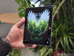 Menggenggam Tecno Phantom V Fold 2, HP Layar Lipat Stylish