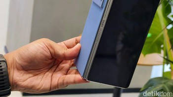 Di casing lipatnya terdapat tulisan Design by Loewe. Foto: Fyk/detikinet