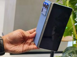 Menggenggam Tecno Phantom V Fold 2, HP Layar Lipat Stylish