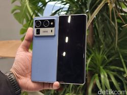 Menggenggam Tecno Phantom V Fold 2, HP Layar Lipat Stylish