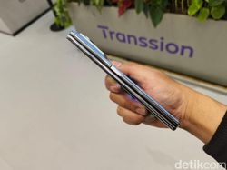 Menggenggam Tecno Phantom V Fold 2, HP Layar Lipat Stylish