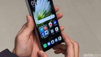 Dengan harga mulai kisaran USD 1.000, Phantom V Fold2 adalah salah satu ponsel lipat layar lebar yang paling terjangkau. Namun HP ini tampaknya tidak akan masuk ke pasar Indomesia. Foto: Fyk/detikinet