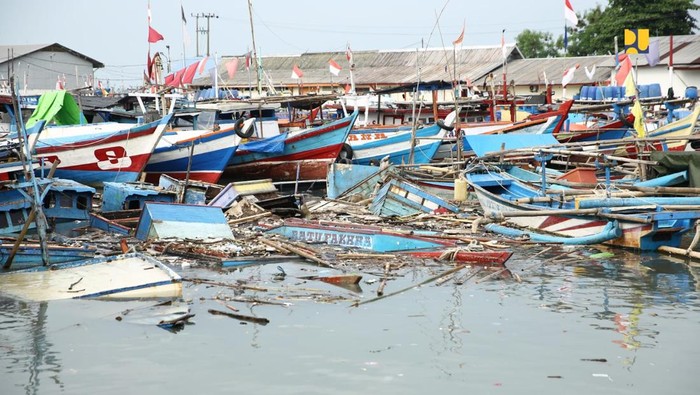 Wakil Menteri Pekerjaan Umum Diana Kusumastuti meninjau penanganan pascabencana banjir dan longsor di Sukabumi, Jawa Barat, Sabtu (7/12/2024). Tinjauan Wamen PU untuk melihat langsung kondisi di lapangan, baik mengenai kerusakan infrastruktur, termasuk dukungan sarana dan prasarana masyarakat terdampak banjir.