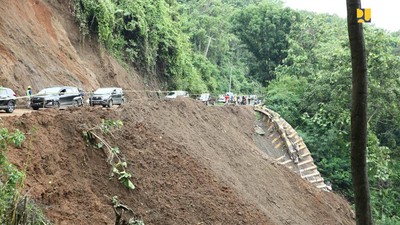 Tengok Dampak Banjir di Sukabumi, Jalan Putus-Perahu Terbalik