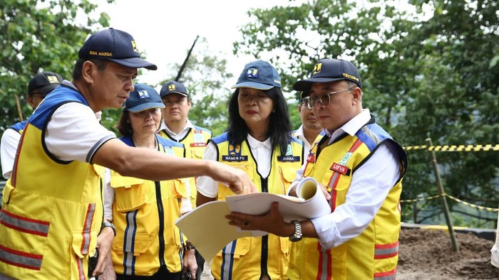 Tengok Dampak Banjir di Sukabumi, Jalan Putus-Perahu Terbalik Wakil Menteri Pekerjaan Umum Diana Kusumastuti meninjau penanganan pascabencana banjir dan longsor di Sukabumi, Jawa Barat, Sabtu (7/12/2024). Tinjauan Wamen PU untuk melihat langsung kondisi di lapangan, baik mengenai kerusakan infrastruktur, termasuk dukungan sarana dan prasarana masyarakat terdampak banjir.