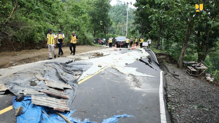 Wakil Menteri Pekerjaan Umum Diana Kusumastuti meninjau penanganan pascabencana banjir dan longsor di Sukabumi, Jawa Barat, Sabtu (7/12/2024). Tinjauan Wamen PU untuk melihat langsung kondisi di lapangan, baik mengenai kerusakan infrastruktur, termasuk dukungan sarana dan prasarana masyarakat terdampak banjir.