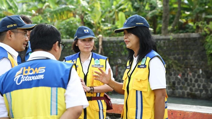 Wakil Menteri Pekerjaan Umum Diana Kusumastuti meninjau penanganan pascabencana banjir dan longsor di Sukabumi, Jawa Barat, Sabtu (7/12/2024). Tinjauan Wamen PU untuk melihat langsung kondisi di lapangan, baik mengenai kerusakan infrastruktur, termasuk dukungan sarana dan prasarana masyarakat terdampak banjir.