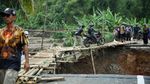 Tengok Dampak Banjir di Sukabumi, Jalan Putus-Perahu Terbalik