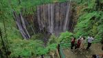 Terbius Kemegahan Air Terjun Tumpak Sewu