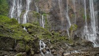 Selain dari titik panorama atas, pengunjung juga bisa menikmati pesona Air Terjun Tumpak Sewu dari titik panorama bawah. Namun, medan yang harus dilalui terbilang cukup sulit. Pengunjung harus melewati tebing tanah dengan bantuan tangga bambu yang tidak terlalu kokoh.