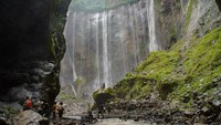 Air terjun ini dinamakan Tumpak Sewu karena memiliki banyak sumber mata air. Ketinggiannya mencapai 120 meter.