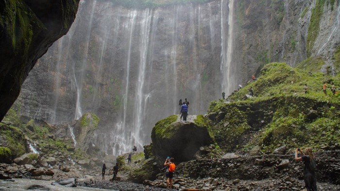 Terbius Kemegahan Air Terjun Tumpak Sewu Wisatawan mengunjungi air terjun Tumpak Sewu di Ampelgading, Kabupaten Malang, Jawa Timur, Sabtu (7/12/2024). Kementerian Pariwisata dan Ekonomi Kreatif (Kemenparekraf) akan memperkuat kampanye Bangga Berwisata di Indonesia (BBWI) serta mendorong pemerintah daerah bersama industri dan pihak lainnya agar aktif berinovasi dalam membuat paket wisata untuk mengejar target pergerakan wisatawan nasional di 2025 yang mencapai 1,08 miliar wisatawan nusantara dan 17 juta-18 juta wisatawan mancanegara di 2025 dengan kontribusi terhadap PDB mencapai 4,6 persen hingga devisa pariwisata mencapai 22,1-25,2 miliar dolar AS. ANTARA FOTO/Irfan Sumanjaya/nz