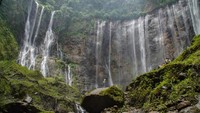 Setibanya di dasar jurang, pengunjung masih harus berjalan di aliran Sungai Glidih untuk mencapai area Air Terjun Tumpak Sewu. Dari titik panorama bawah, Air Terjun Tumpak Sewu tampak begitu megah. Gemericik air dan suasana yang sejuk tentu dapat membuat tubuh dan pikiran jadi lebih segar.
