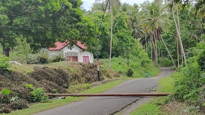 Tiang listrik PDAM di Selayar roboh akibat angin kencang.