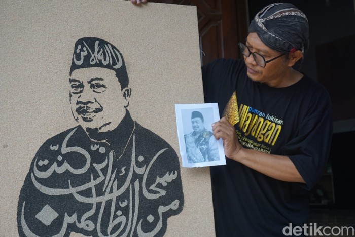 Unik, Seniman Jombang Piawai Melukis Pakai Pasir Pantai