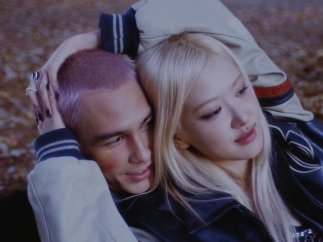 Evan Mock mencuri atensi sebagai model video klip Rose BLACKPINK, toxic till the end. Keduanya menampilkan chemistry sebagai sepasang kekasih dan tampil berciuman. Foto: dok. YouTube ROSÉ