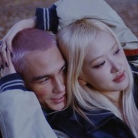 Evan Mock mencuri atensi sebagai model video klip Rose BLACKPINK, toxic till the end. Keduanya menampilkan chemistry sebagai sepasang kekasih dan tampil berciuman. Foto: dok. YouTube ROSÉ