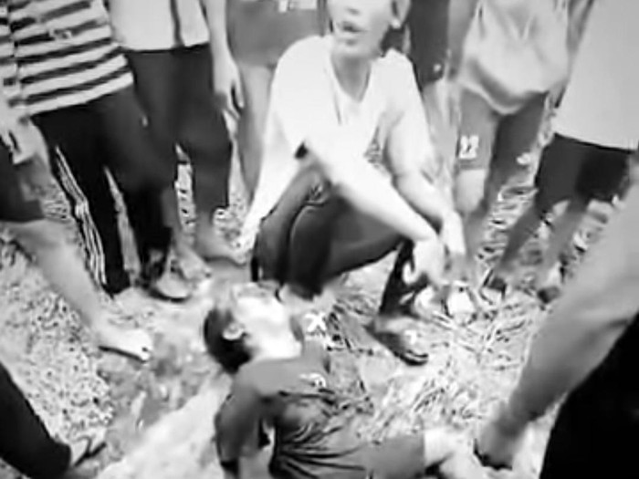 Video viral pria di Palembang dihajar warga diduga cabuli anak di bawah umur.