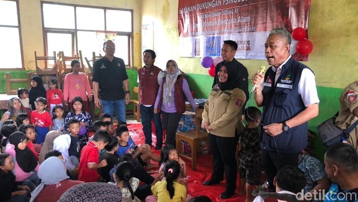 Wakil Menteri Sosial RI, Agus Jabo, memantau penyaluran bantuan sosial di lokasi bencana alam, Desa Sukamaju, Kecamatan Cikembar, Kabupaten Sukabumi, Sabtu (7/12/2024).
