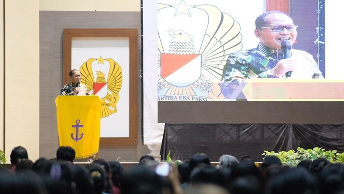 Wali Kota Makassar Danny Pomanto saat menghadiri perayaan Natal jemaat Gereja Toraja Klasis Makassar.