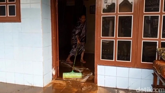 Warga Pasuruan Bersih-bersih Rumah Perabotan Usai Diterjang Banjir Lumpur