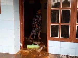 Warga Pasuruan Bersih-bersih Rumah Perabotan Usai Diterjang Banjir Lumpur